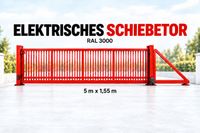 rotes elektrisches Schiebetor RAL 3000 mit Gitterfüllung und seitlichem Führungsausleger, 5 m breit und 1,55 m hoch, KI-Visualisierung.“