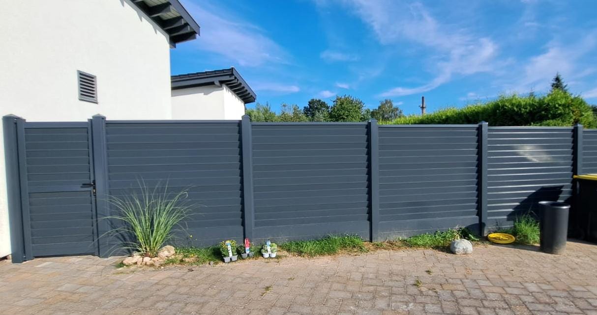 Sichtschutz in WPC Optik, als Metallzaun jetzt einmalig zum Einführungspreis