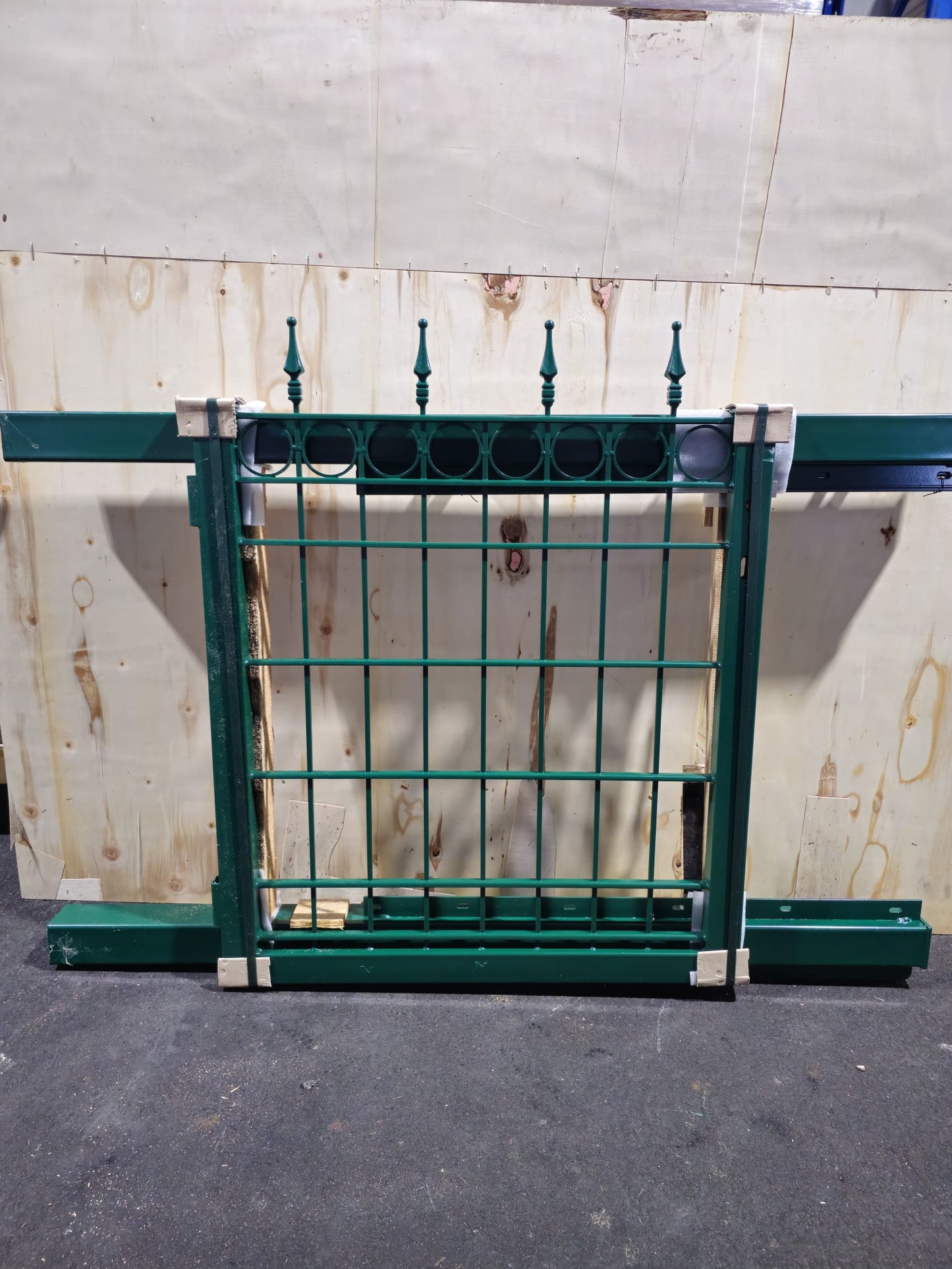 Gartentor Metall grün 100 × 90 cm – stabiles Tor mit Kreisreihe & Zierspitzen