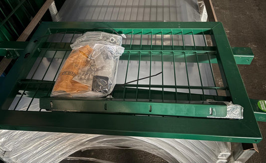 Gartentor Grün 0,60 m x 1,0 m mit Locinox® Schloss und 656-Stabfüllung.