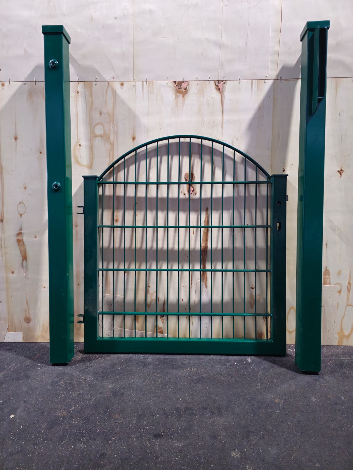 Schmucktor Hochbogen – 100 × 90 cm – verzinkt Grün – mit LOCINOX Schloss