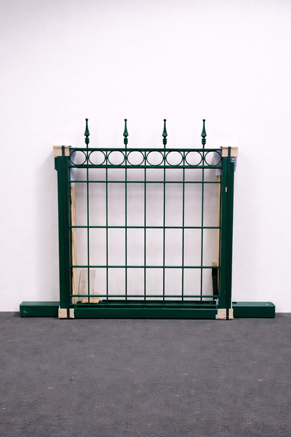 Gartentor Metall grün 100 × 90 cm – stabiles Tor mit Kreisreihe & Zierspitzen