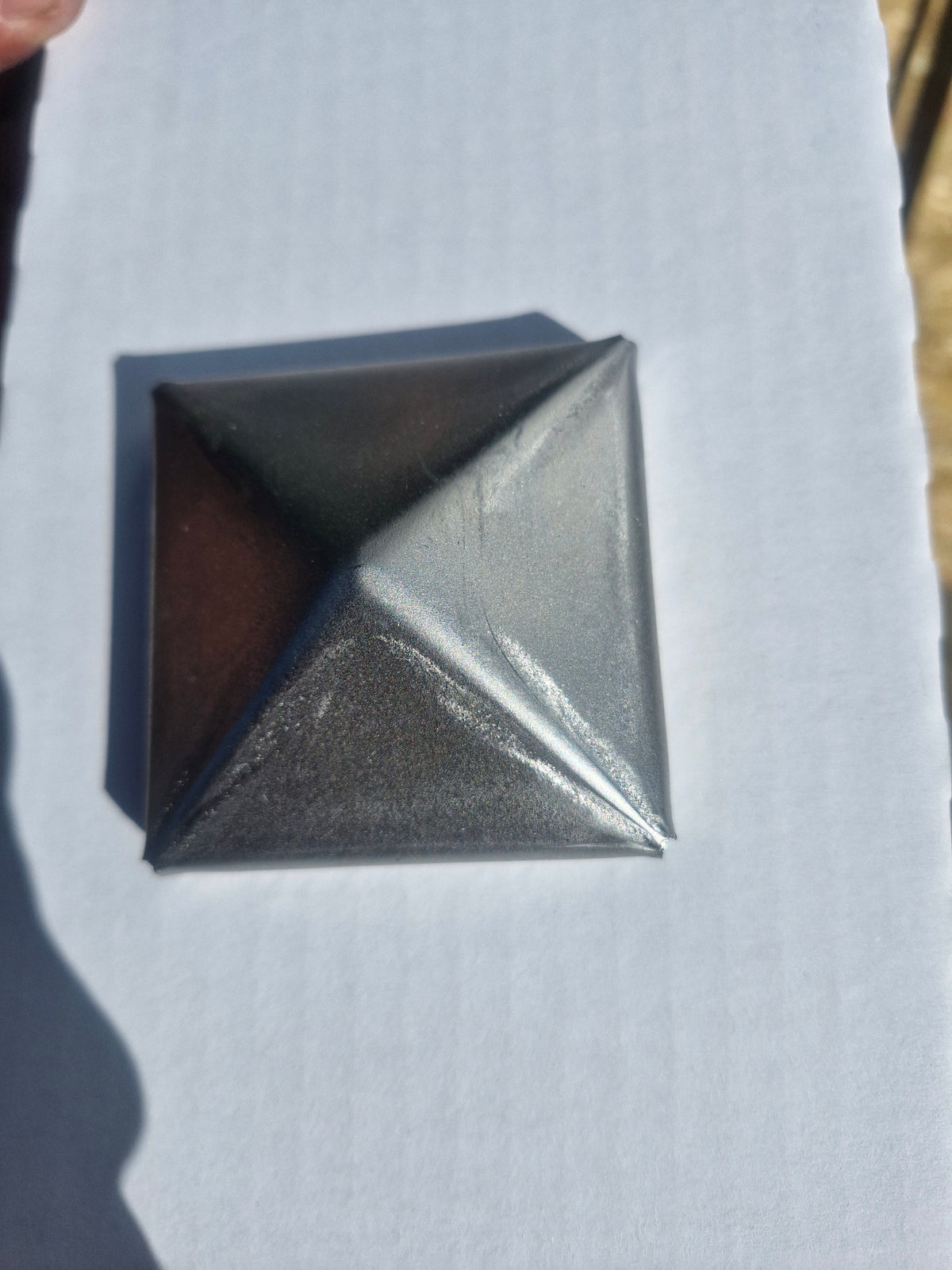 Die pyramidenförmige Edelstahl-Pfostenkappe für 60 x 60 mm Holzpfosten sorgt für einen sauberen, hochwertigen Abschluss und schützt die empfindliche Oberseite des Pfostens zuverlässig vor Regen, Feuchtigkeit und Schmutz.

Durch die abgeschrägte Pyramidenform kann Wasser besser ablaufen und bleibt nicht auf dem Holz stehen. Die robuste Edelstahl-Ausführung ist langlebig, pflegeleicht und ideal für den Einsatz im Außenbereich.

Die Pfostenkappe wird einfach auf den Holzpfosten aufgesetzt und eignet sich perfe