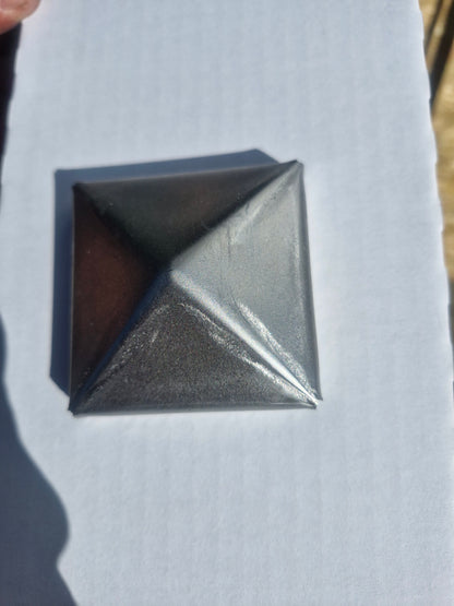 Die pyramidenförmige Edelstahl-Pfostenkappe für 60 x 60 mm Holzpfosten sorgt für einen sauberen, hochwertigen Abschluss und schützt die empfindliche Oberseite des Pfostens zuverlässig vor Regen, Feuchtigkeit und Schmutz.

Durch die abgeschrägte Pyramidenform kann Wasser besser ablaufen und bleibt nicht auf dem Holz stehen. Die robuste Edelstahl-Ausführung ist langlebig, pflegeleicht und ideal für den Einsatz im Außenbereich.

Die Pfostenkappe wird einfach auf den Holzpfosten aufgesetzt und eignet sich perfe