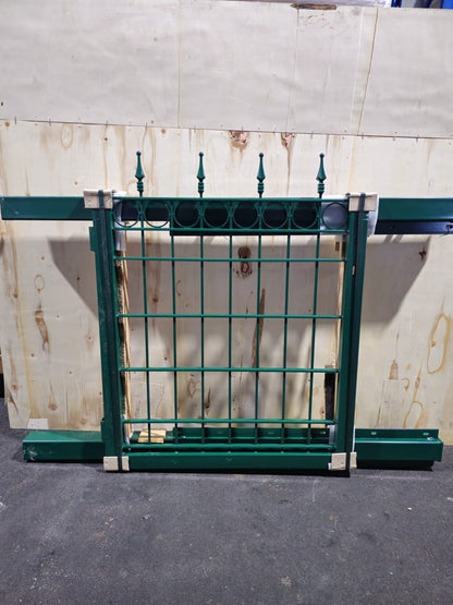 Gartentor Metall grün 100 × 90 cm – stabiles Tor mit Kreisreihe & Zierspitzen