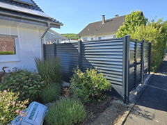 Metall-Sichtschutz im Garten