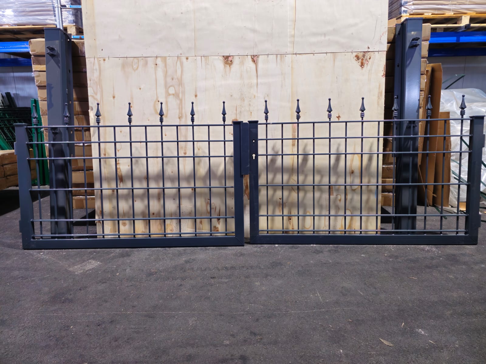 Gartentor 3,00 m breit × 0,80 m hoch – schickes Metalltor mit Spitzen