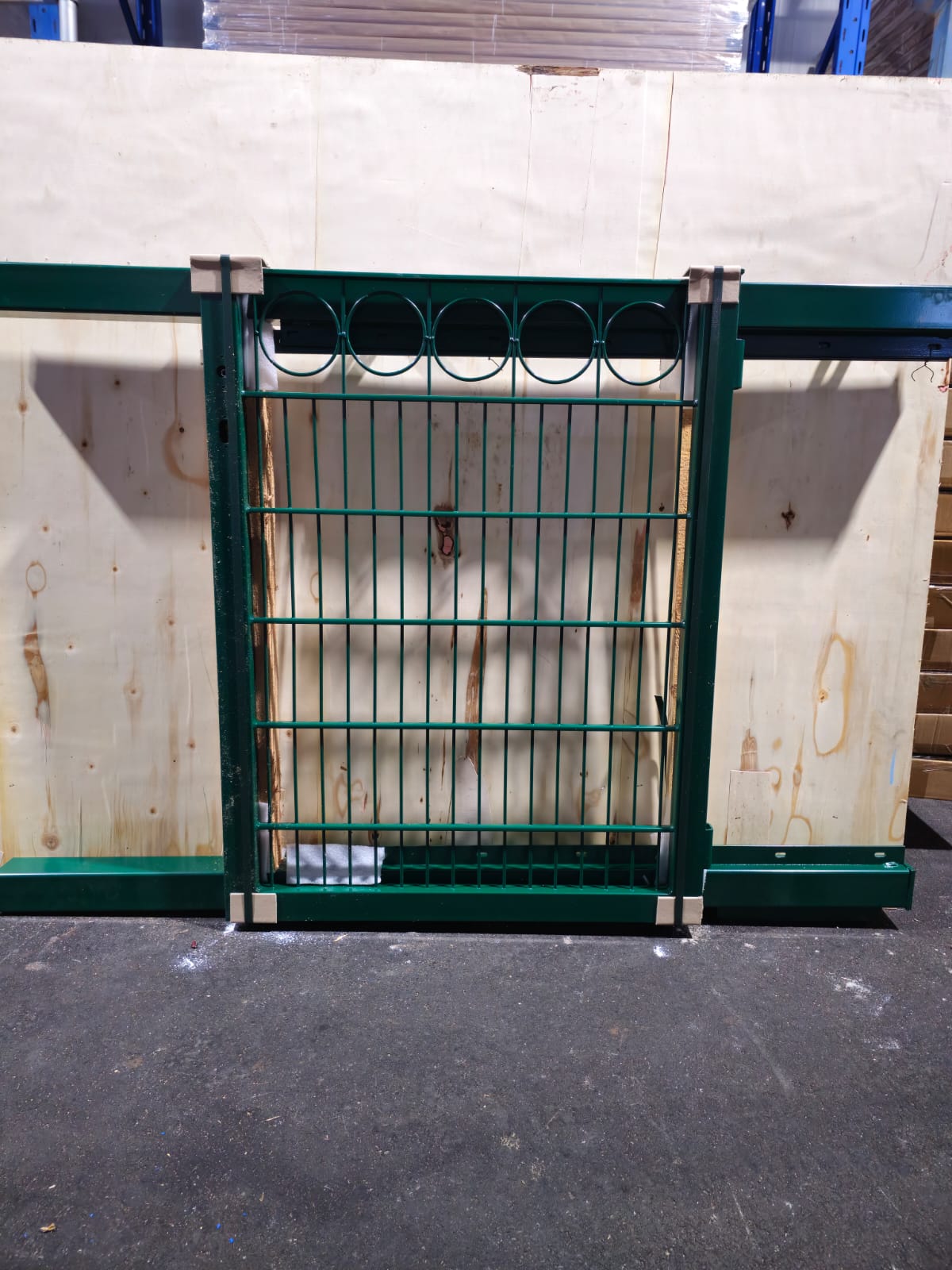 Hochwertiges Gartentor 0,90 m breit × 1,20 m hoch – grün, Locinox-Schloss, obere Kreisreihe